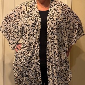 Torrid Size 5 Longline Black & Ivory Floral Kimono Duster 🌿🖤